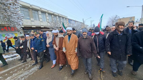 حضور پر شور فرهنگیان و دانش آموزان در کنار مردم ولایتمدار شهرستان صالح آباد در یوم الله ۲۲بهمن