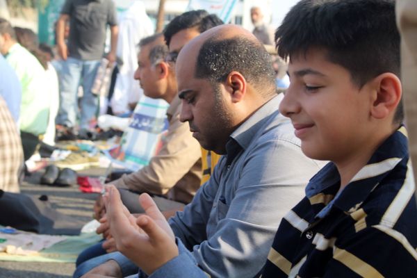 بندرعباسی‌ها توفیق یک ماه عبادت را در نماز عید فطر به شکرانه نشستند