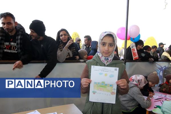 بازدید مدیرکل آموزش و پرورش از غرفه اداره‌کل نوسازی مدارس استان اصفهان در راهپیمایی 22 بهمن