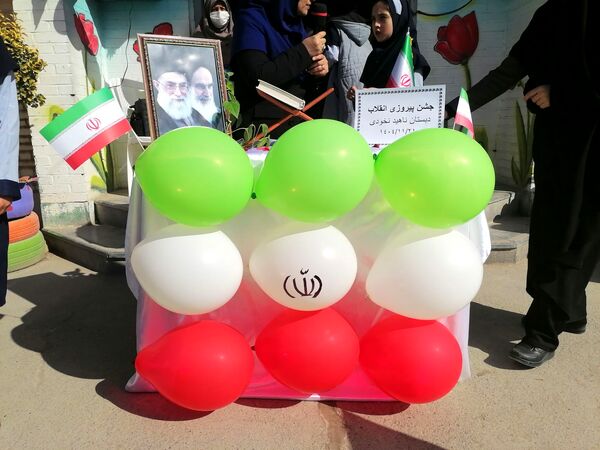  مراسم پیروزی انقلاب در مدرسه ناهید نخودی 