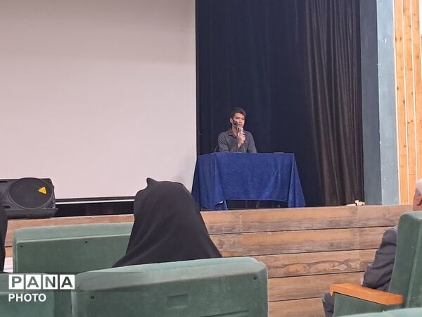 نشست اعضای تشکل های دانش آموزی با امام جمعه کاشمر 