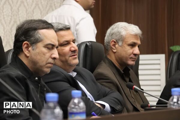 نشست معاون وزیر فرهنگ و ارشاد اسلامی با جامعه هنری تربت حیدریه 