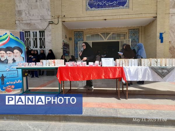 تجلیل از برگزیدگان دبیرستان ۱۵ خرداد 