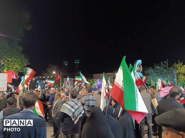 حضوری شبانه با پرچم پرافتخار ایران