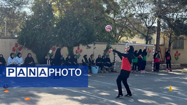 مراسم بزرگداشت هفته تربیت بدنی و ورزش در دبیرستان شاهد هاجر