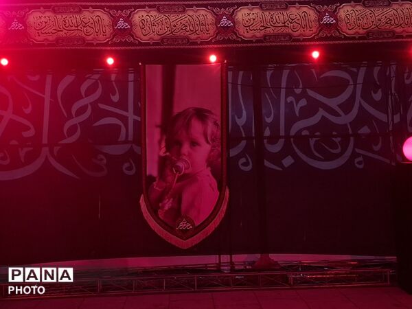 آشنایی نوجوانان با اصول اولیه کار با سلاح در غرفه «شهر کودک و نوجوان حسینی» محرم‌شهر