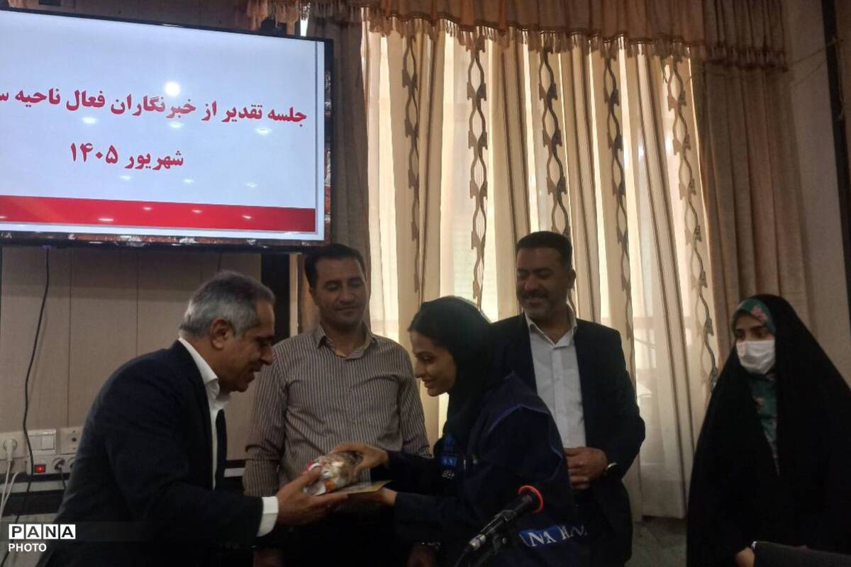 تقدیر از خبرنگاران دانش‌آموز و گویندگان برگزیده ناحیه سه شیراز