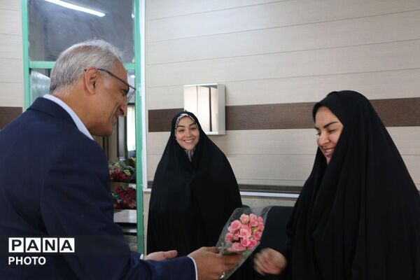 شاخه ای گل؛ هزاران قدردانی