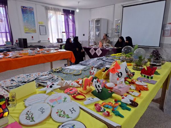 نمایشگاه دستاوردهای خلاقانه در هنرستان دخترانه دکتر مولوی
