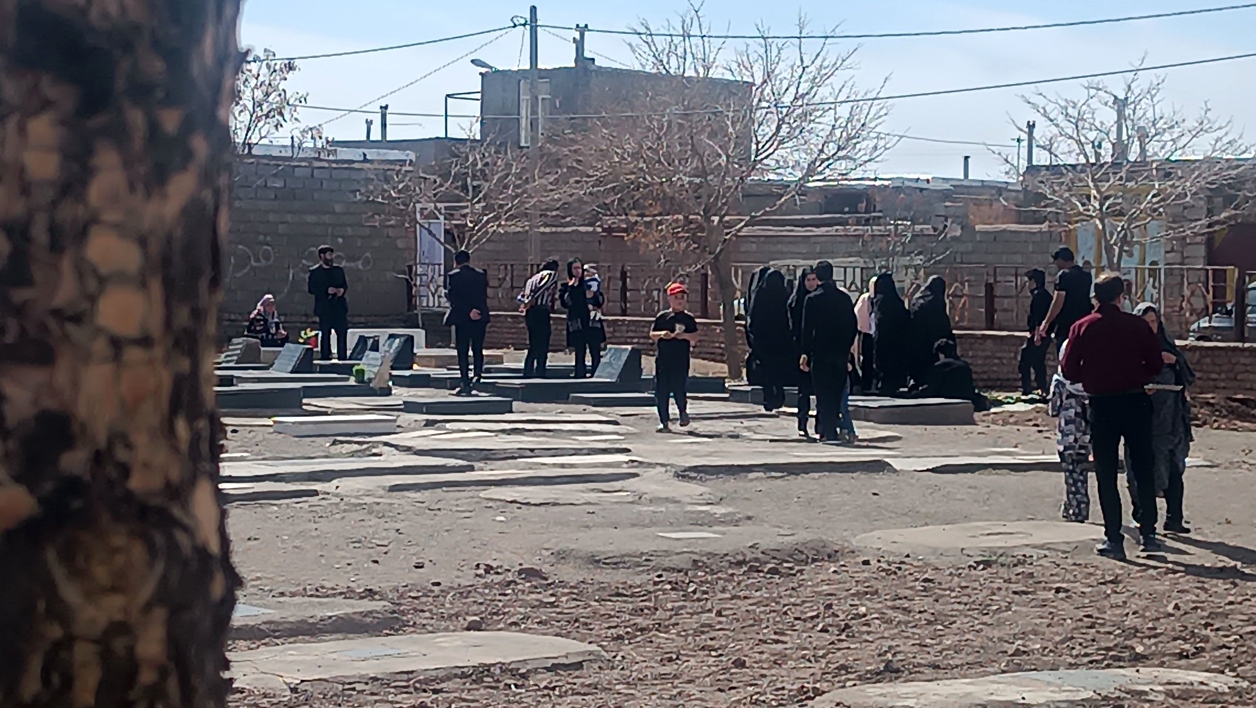 دلتنگی و حضور مردم روستای حسن آباد بلهر بر سر مزار شهیدان و عزیزانشان  