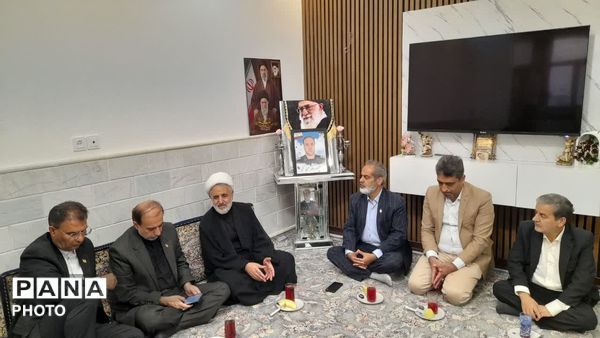 دیدار مسئولان آموزش و پرورش قم با خانواده شهید «حسین نجفی»