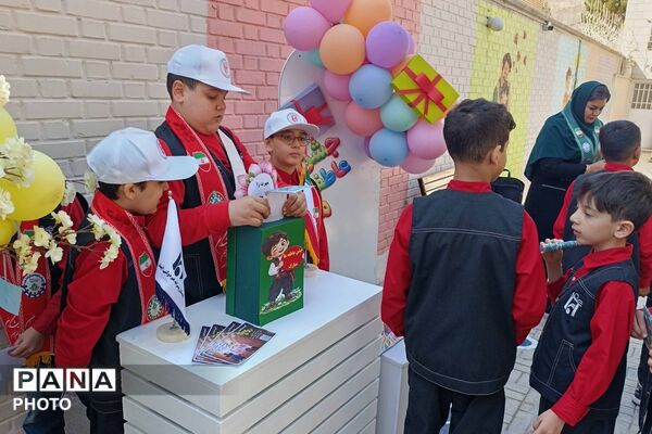 جشن عاطفه‌ها در دبستان ایمان همزمان با سراسر کشور