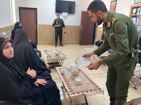 بازدید دانش‌آموزان دبیرستان سمیه از کلانتری ۱۱ بجنورد به مناسبت هفته نیروی انتظامی 
