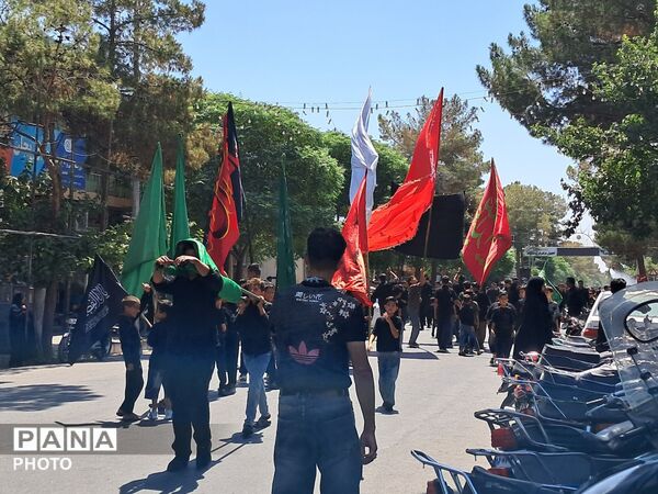 ورود هیئت‌های عزاداری به مهدیه کاشمر در هشتمین روز محرم