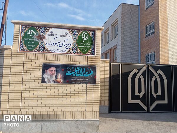 حضور پررنگ و حماسی فرهنگیان و دانش آموزان در عزای رهبر شهید