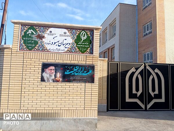 حضور پررنگ و حماسی فرهنگیان و دانش آموزان در عزای رهبر شهید