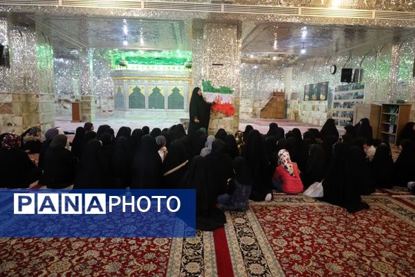  دورهمی دختران با قرائت سوره مبارکه فتح در رواق دارالذکر سومین حرم اهل بیت (ع)