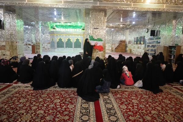  دورهمی دختران با قرائت سوره مبارکه فتح در رواق دارالذکر سومین حرم اهل بیت (ع)