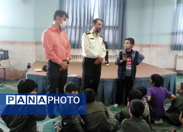نشست صمیمی پلیس با دانش‌آموزان مدرسه شهدای غزه قم