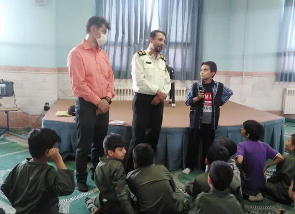 نشست صمیمی پلیس با دانش‌آموزان مدرسه شهدای غزه قم