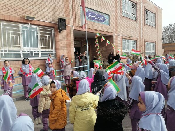 زنگ انقلاب و فضاسازی مدرسه زنده یاد نوحی به مناسبت دهه فجر 