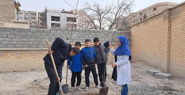 مشارکت دانش‌آموزان در فعالیت درختکاری دبستان شهدای گمنام۲