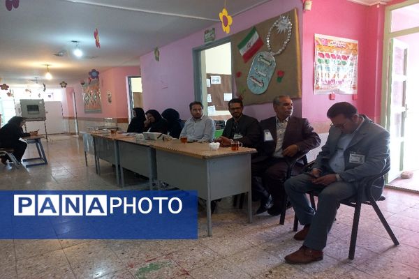 مشارکت حداکثری مردم شهیدپرور شهر تیتکانلو بخش خبوشان پای صندوق‌های رأی 