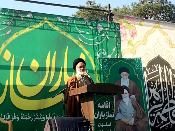 اقامه نماز باران در گلستان شهدا اصفهان به امامت  حضرت آیت‌ الله مهدوی