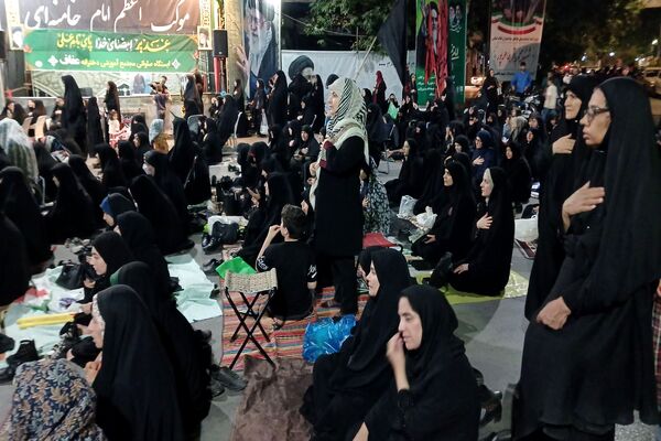 عاشقان وطن به یاد رهبر شهید مشت ها را گره کردند