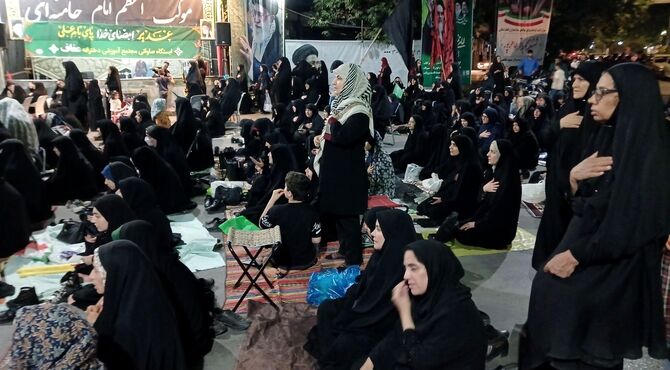 عاشقان وطن به یاد رهبر شهید مشت ها را گره کردند
