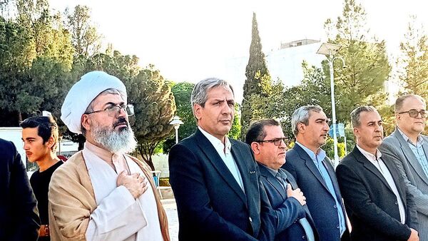 دولتمردان غبار از مزار شهدا برداشتند 