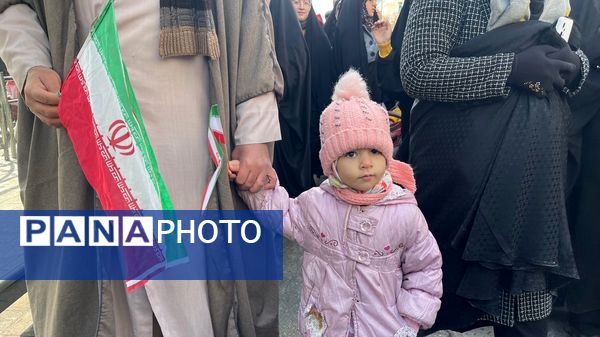 حضور پرشور کودکان در راهپیمایی ۲۲ بهمن