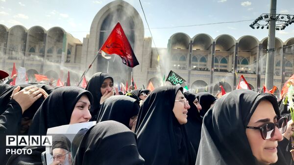 تجدید میثاق با آرمان‌های انقلاب، تهران در سوگِ رهبر شهید یکپارچه سیاه پوش شد