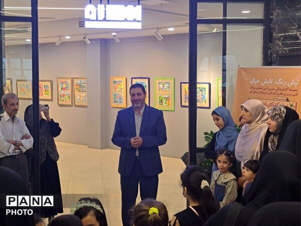 نمایشگاه آثار هنری اعضای کانون پرورش فکری کودکان و نوجوانان قم در مجموعه کتاب سرو