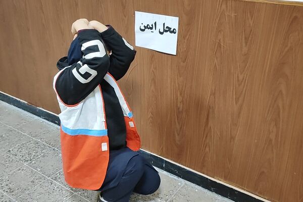 برگزاری مانور زلزله در مدرسه شهیده مهری رزاق‌طلب سنندج