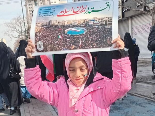 حضور دانش آموزان دبستان نرجس در راهپیمایی ۲۲بهمن 