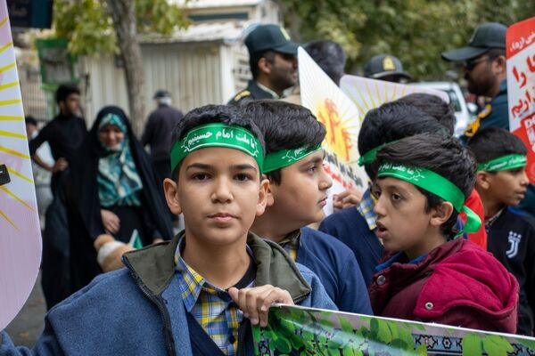 شرکت پرشور دهه هشتادی و نودی‌‌های شهر محلات در یوم‌الله ۱۳ آبان