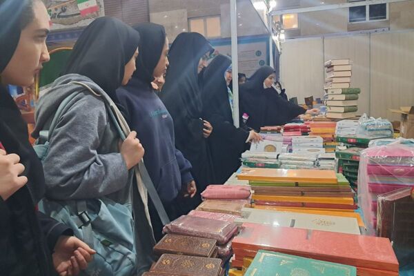 حضور دانش‌آموزان مدرسه طلیعه در نمایشگاه قرآن و عترت مجموعه ورزشی ایثار
