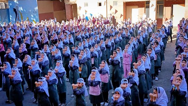 شور میهنی در صف دانش‌آموزان نظرآباد