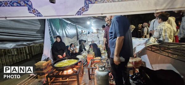 ایستگاه شادی در دروازه‌ی تهران؛ طعم شیرین میلاد در قلب راه‌آهن