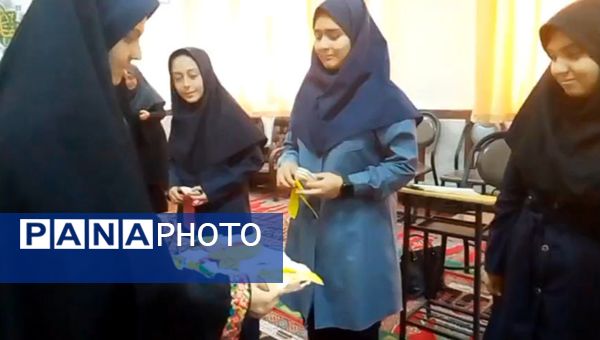 نماز جماعت رنگین در مدرسه‌ مدرس تبریز