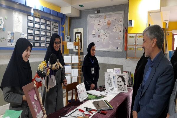 مراسم تجلیل از همیار معلم‌های نمونه دبیرستان آرمیتا مصلی نژاد
