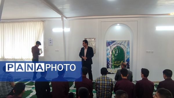 نواخته شدن زنگ نماز در دبیرستان نمونه آیت الله خامنه‌ای کاشمر 