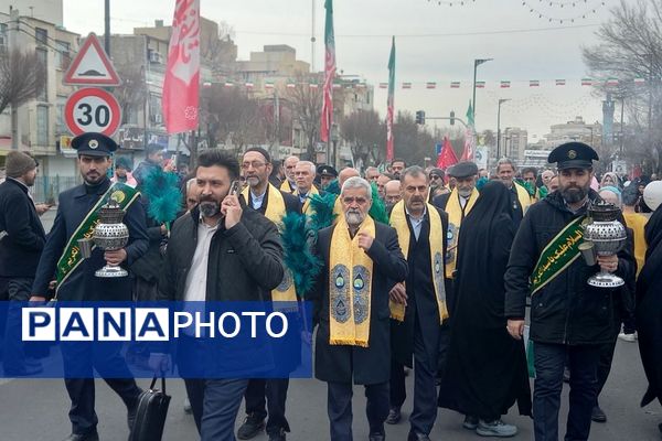 حضور اقشار مختلف مردم شهرری در راهپیمایی ۲۲ بهمن