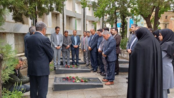تجدید پیمان با شهدا به مناسبت هفته گرامیداشت مقام معلم