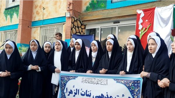 وداع دانش‌آموزان دبیرستان فرهنگیان ناحیه ۷ با شهید گمنام 