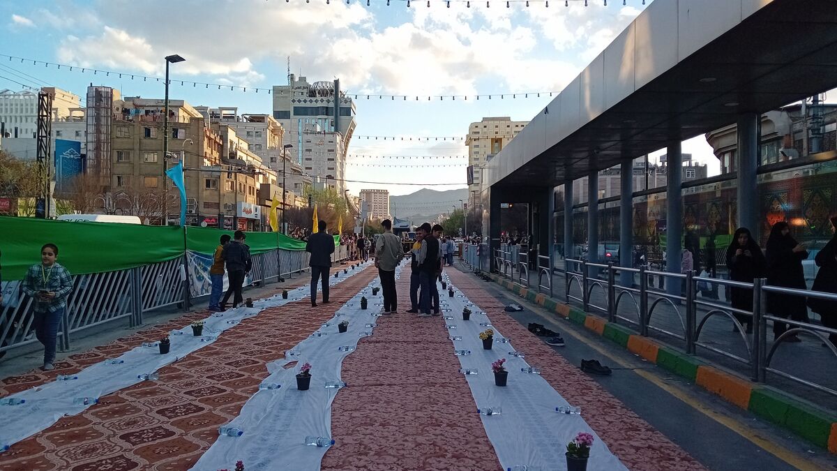 اولین سفره  افطاری ۶ کیلومتری در مشهد