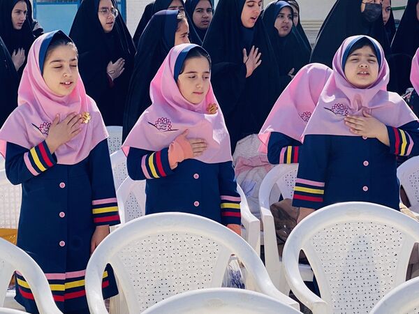 نواختن زنگ جشن نیکوکاری در دبستان زینب قهرمانی مه ولات