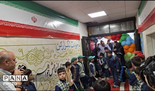 نواخته شدن زنگ مهر و آغاز فعالیت‌های آموزشی در دبستان پسرانه رازی با حضور رئیس سازمان صداوسیما