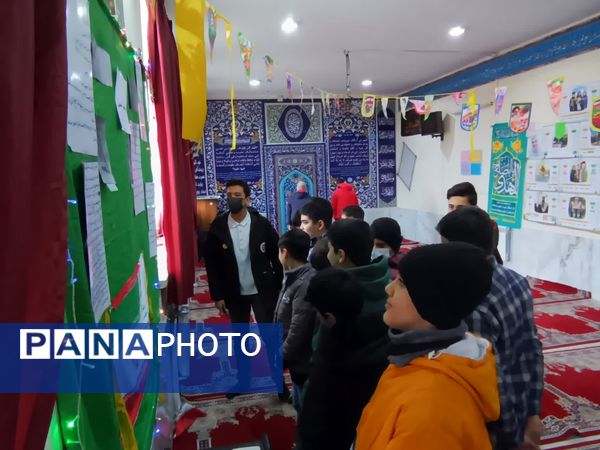 برپایی نمایشگاه مدرسه انقلاب در دبیرستان شهید رجایی